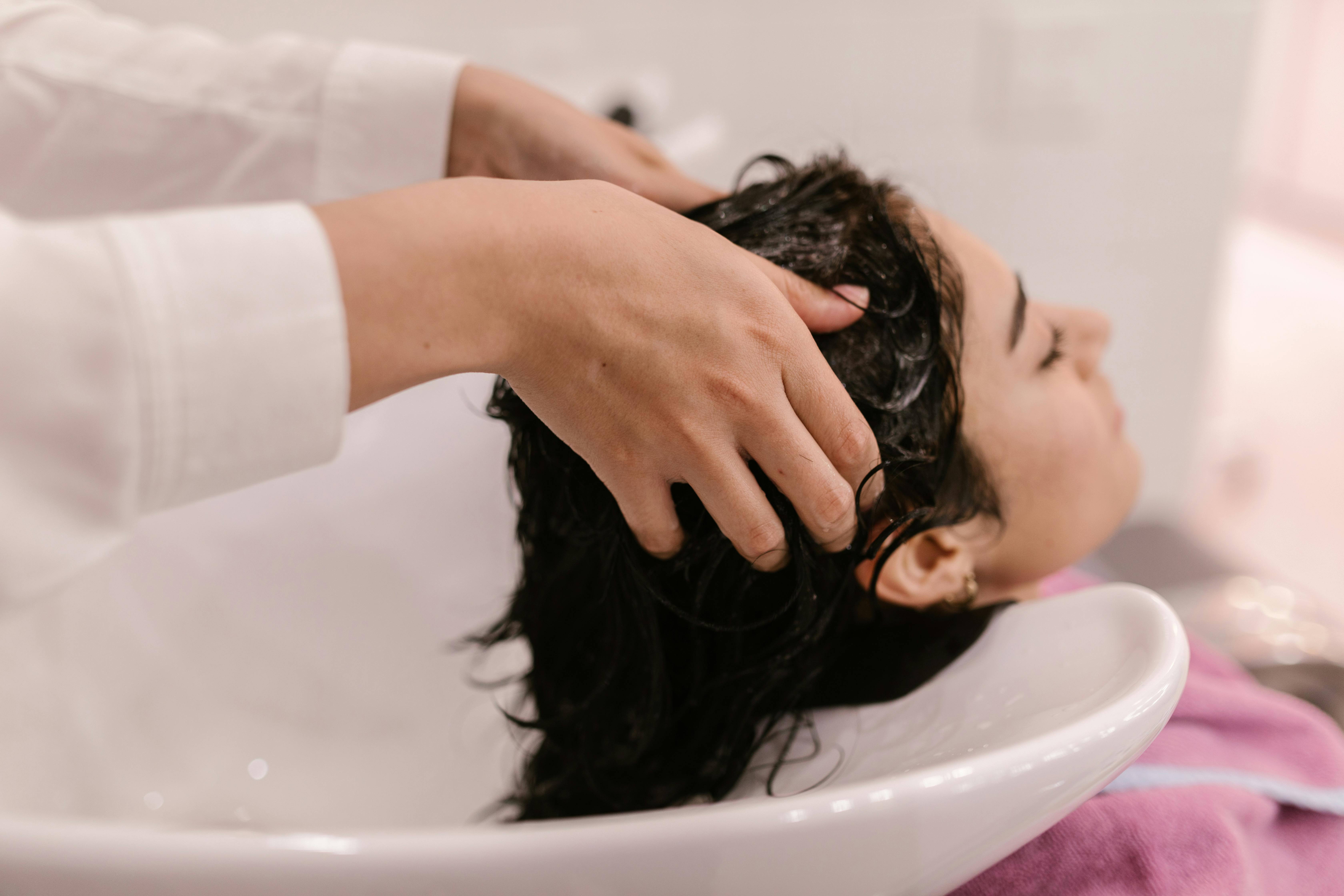 “Зворотне миття“ голови корисне для тонкого та жирного волосся: що це та як працює