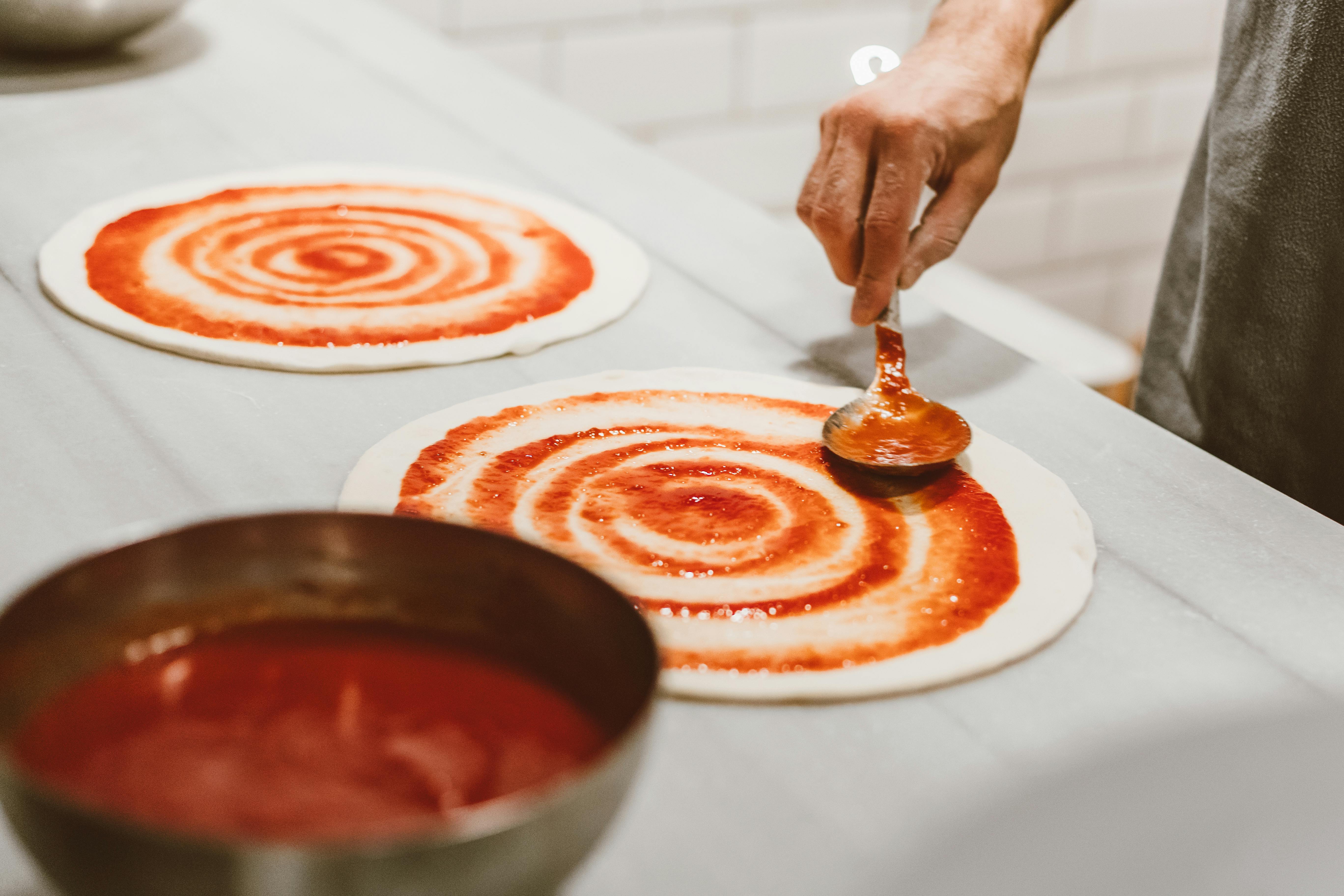 Рецепт теста для пиццы без дрожжей: получится тонким и хрустящим