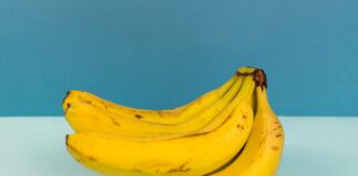 П'ять вагомих причин не викидати бананову шкірку: корисна в побуті та догляді за шкірою - today.ua