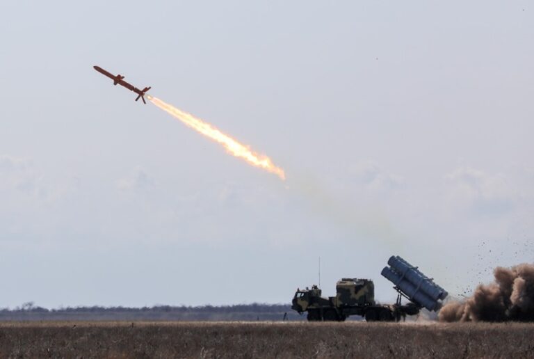 Україна вразила російський корабель у Криму модернізованою ракетою “Нептун“ - today.ua