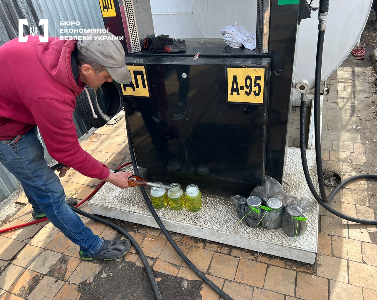 У Києві ліквідували підпільну мережу модульних АЗС