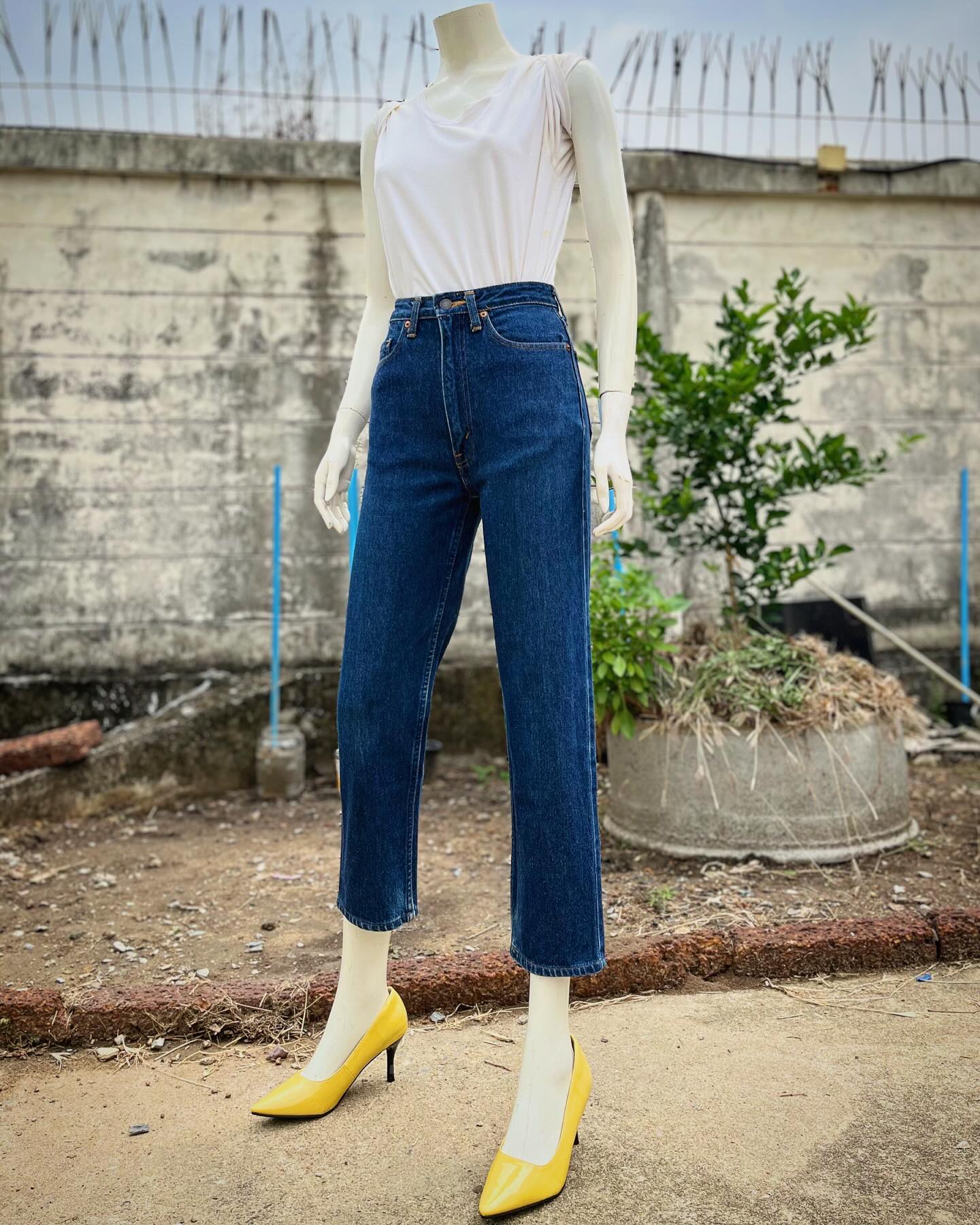 Трендовые джинсы весны 2024 года: какие модели и цвета будут актуальны