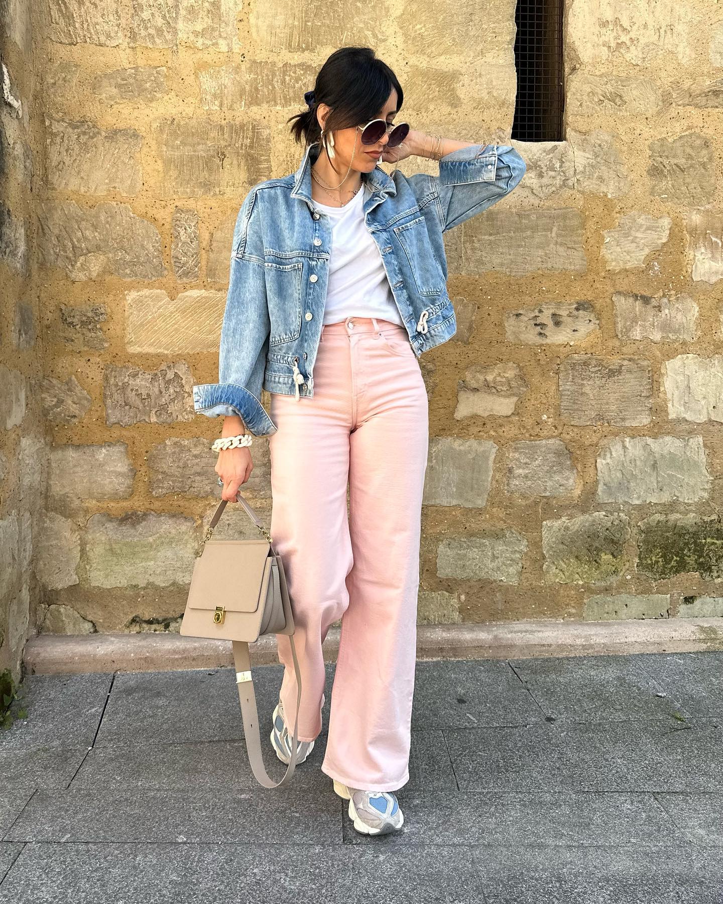 З чим носити джинсову куртку навесні, щоб виглядати стильно: цікаві ідеї - today.ua