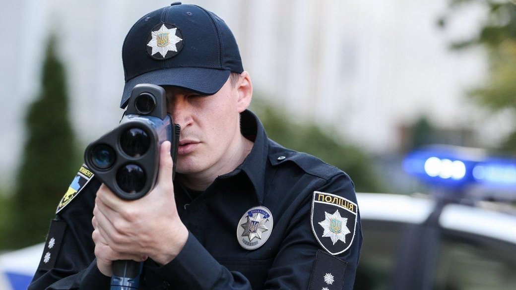 Полицейским при измерении скорости машин разрешили держать радары TruCam в руках