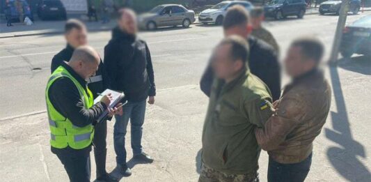 У Києві співробітник ТЦК “відмазував“ від армії автомобілі - today.ua