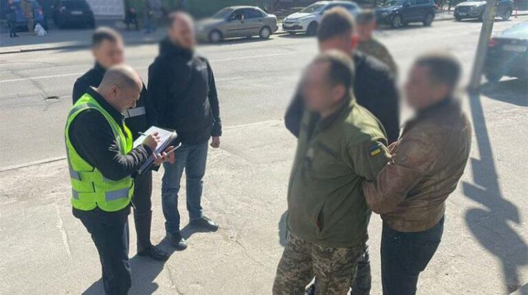 У Києві співробітник ТЦК “відмазував“ від армії автомобілі - today.ua