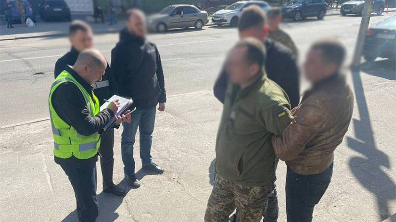 У Києві співробітник ТЦК "відмазував" від армії автомобілі