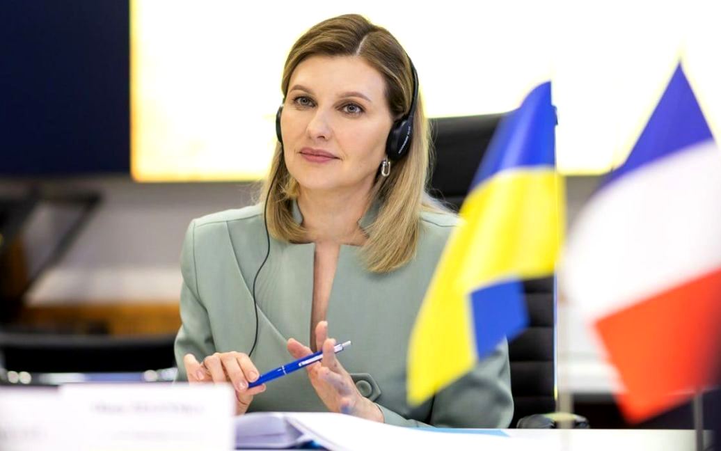 У костюмі наймоднішого кольору 2024 року: Олена Зеленська зустрілася з мером Парижа - today.ua