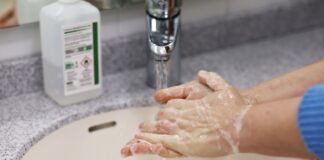 Как быстро отмыть руки от суперклея: помогут подручные средства с кухни - today.ua