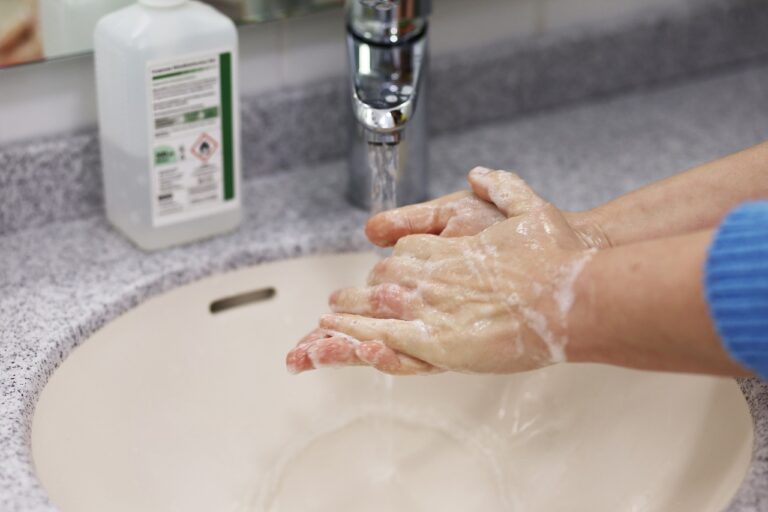 Як швидко відмити руки від суперклею: допоможуть підручні засоби з кухні - today.ua