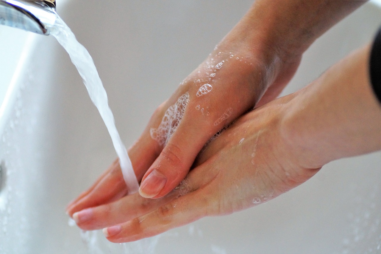 Как быстро отмыть руки от суперклея: помогут подручные средства с кухни