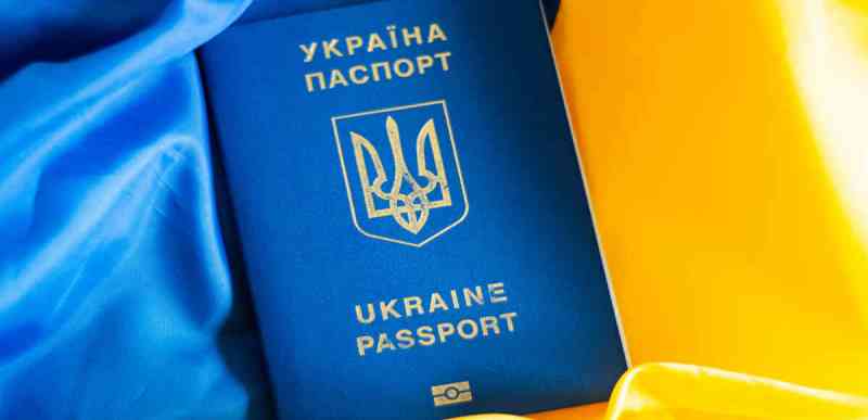 Украинцам за границей запретят получать загранпаспорт без военного учета