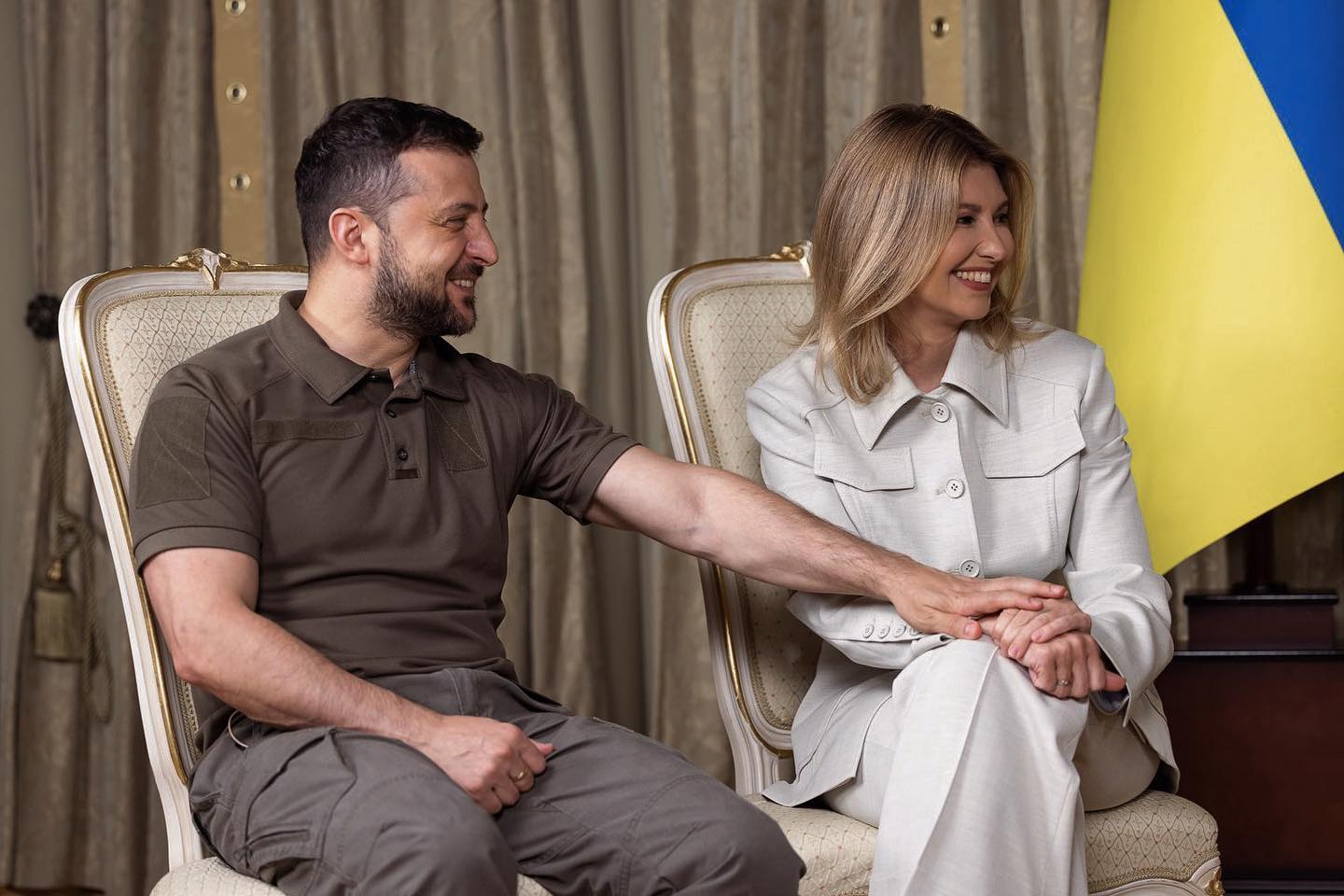 У чорному костюмі та трендовому взутті: Олена Зеленська здійснила рідкісний вихід із чоловіком