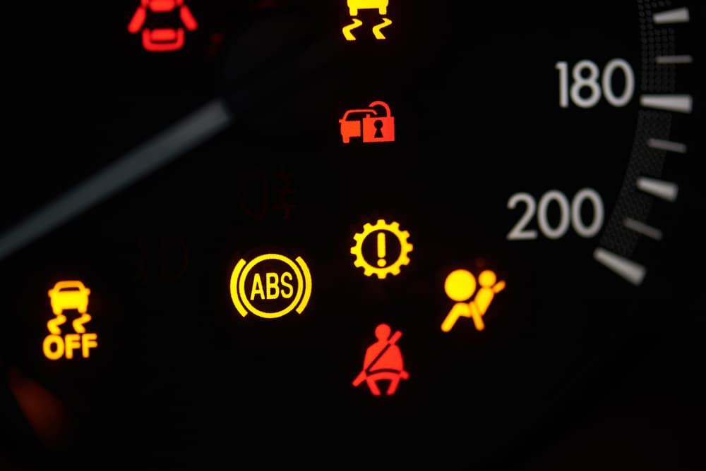 Что делать водителю, если в авто загорелась лампочка ABS