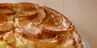 Шарлотка з яблуками та секретним інгредієнтом: рецепт смачного домашнього десерту - today.ua