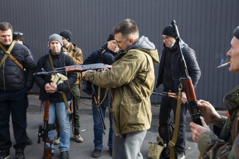 На руках у украинцев могут быть миллионы единиц оружия - МВД - today.ua