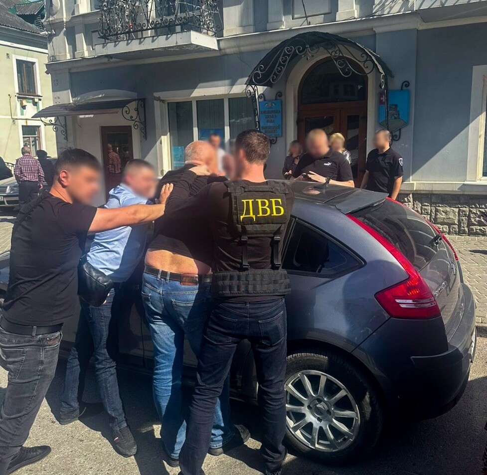 Полиция массово задерживает “бегунков“ в сервисных центрах МВД