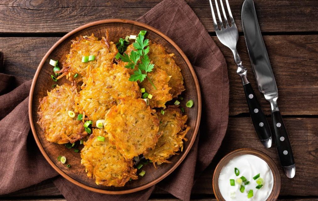 Як приготувати деруни з картоплі та м'яса на сковороді: покроковий рецепт
