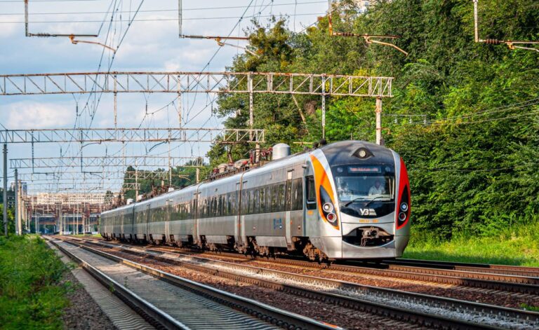 Укрзалізниця запустить додаткові поїзди важливими маршрутами: розклад та ціни - today.ua