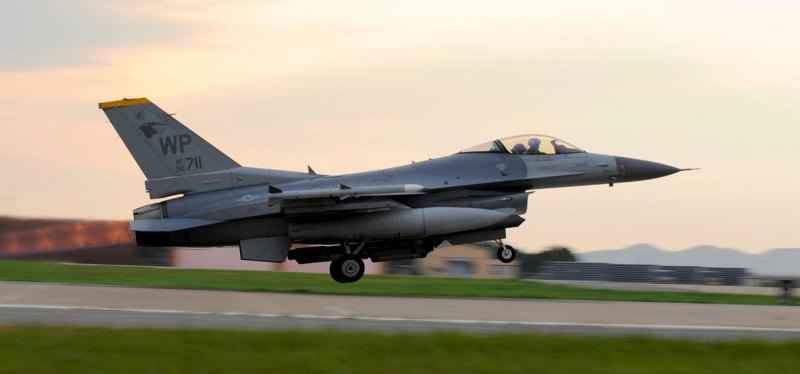 Истребители F-16 могут прибыть в Украину в мае: пилоты уже готовы