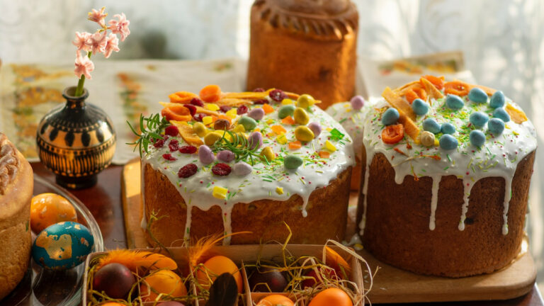 Смачний салат на Великдень: рецепт легкої закуски з куркою та сиром для святкового столу - today.ua