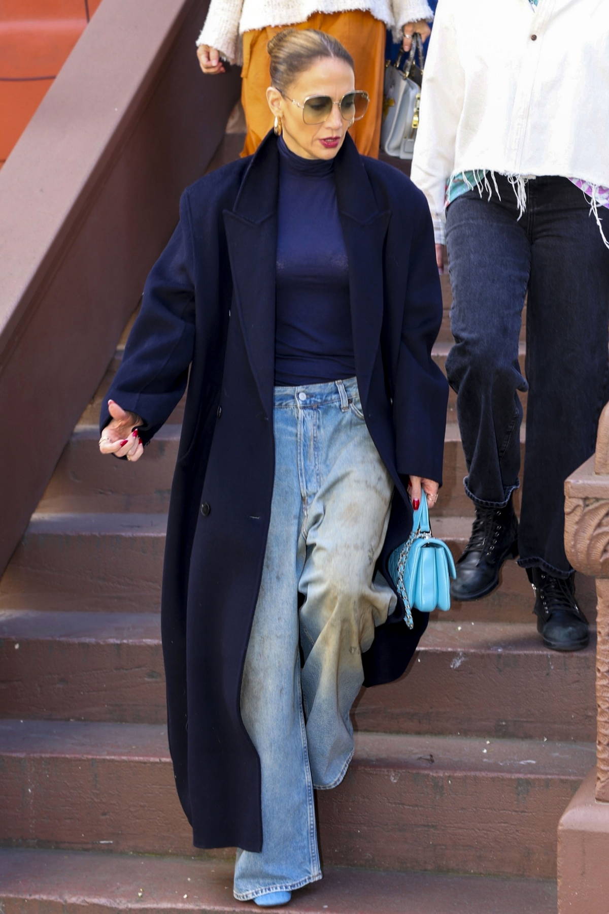 В “грязных“ джинсах и длинном пальто: Дженнифер Лопес показала модный повседневный образ