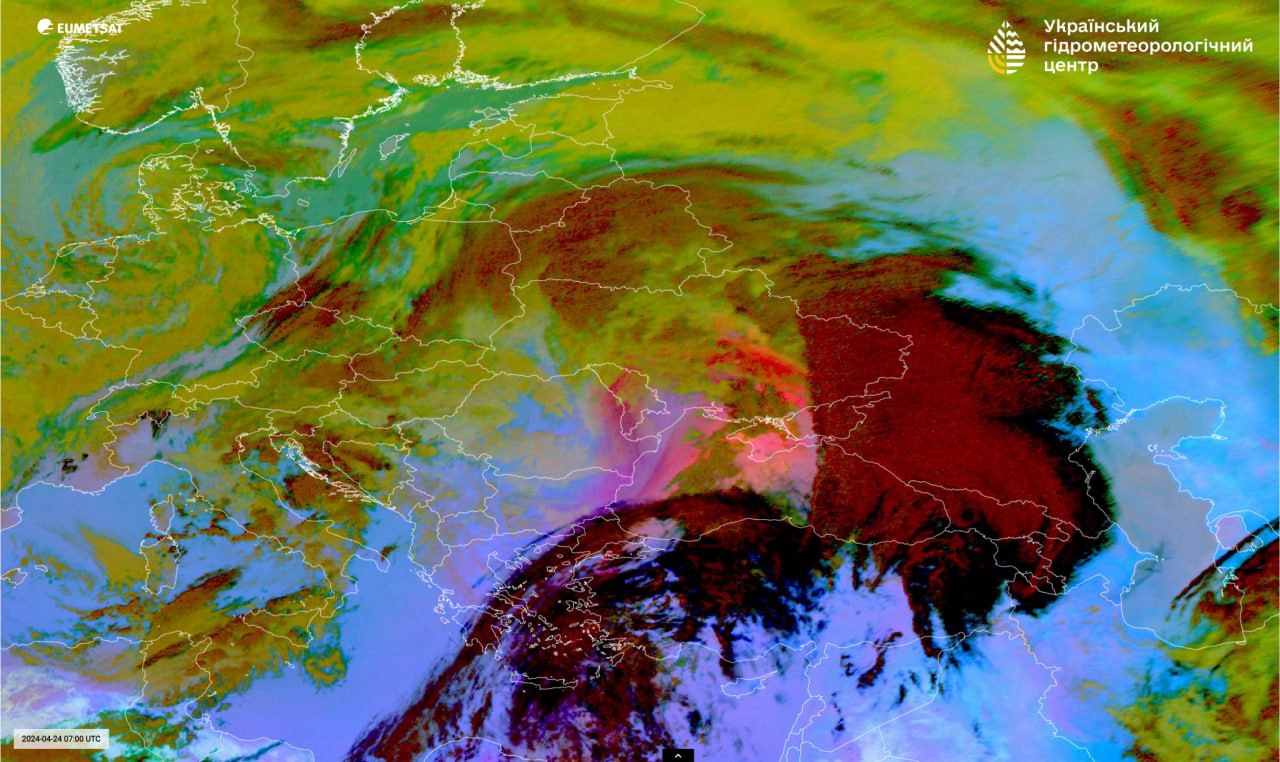 У Гідрометцентрі назвали причину брудних дощів в Україні