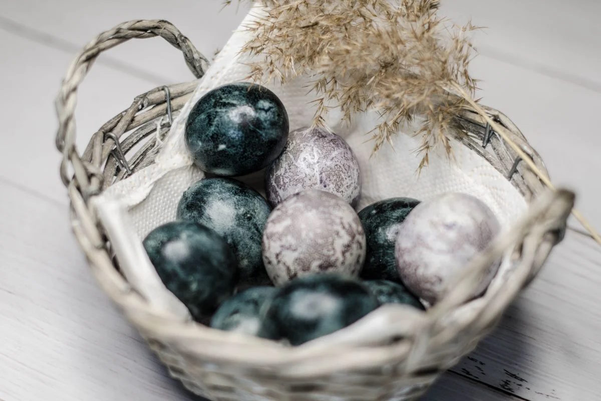 Як пофарбувати яйця на Великдень без хімічних барвників: топ-3 способи