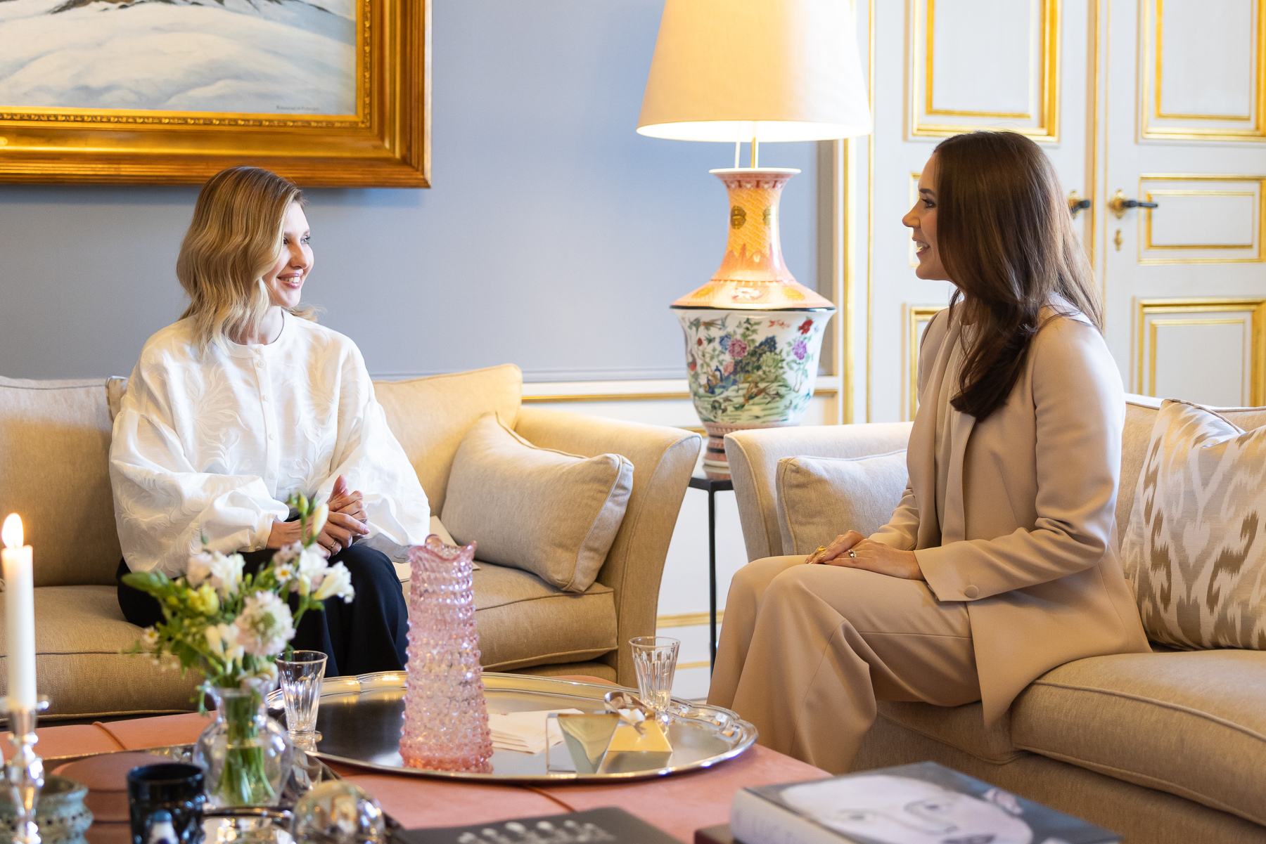 В вышиванке с белым узором и трендовых палаццо: Елена Зеленская встретилась с королевой Дании