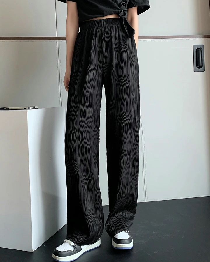 Стилисты показали брюки, которые станут модным дополнением летнего гардероба в 2024 году 