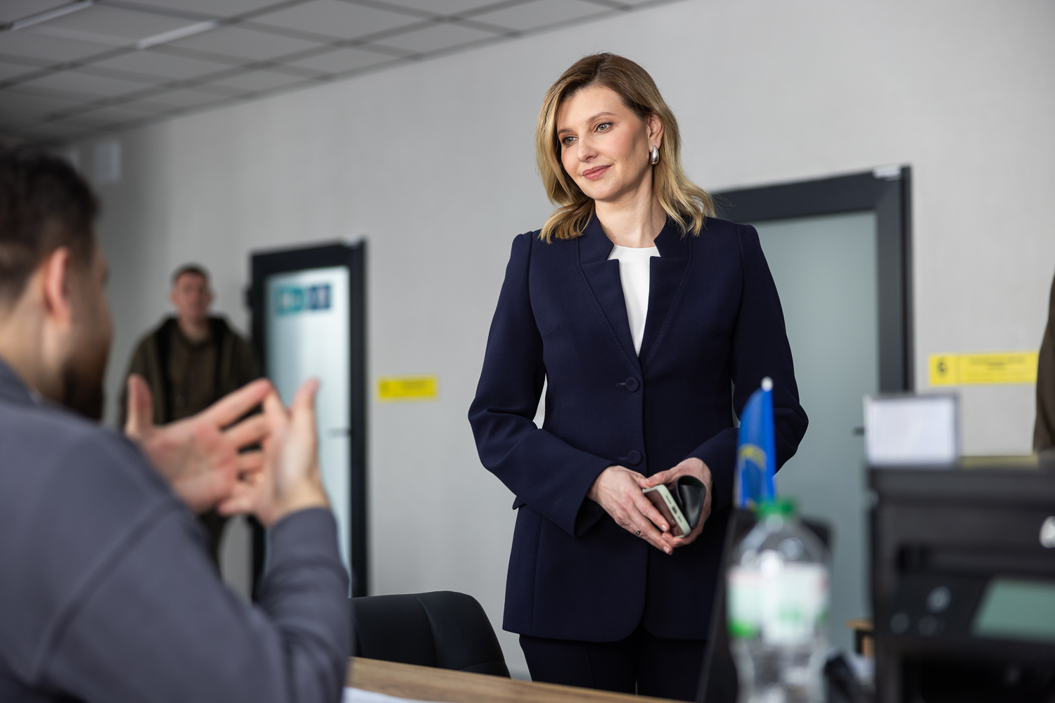 В вышиванке с белым узором и трендовых палаццо: Елена Зеленская встретилась с королевой Дании