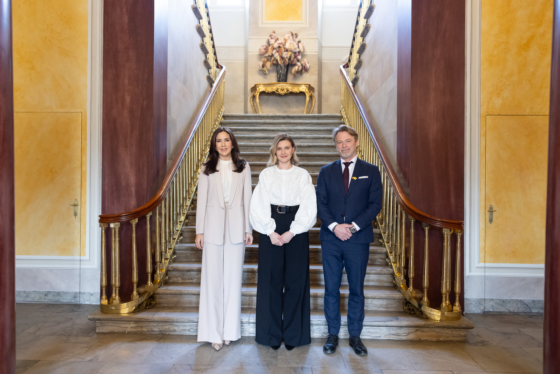 У вишиванці з білим візерунком та трендових палаццо: Олена Зеленська зустрілася з королевою Данії