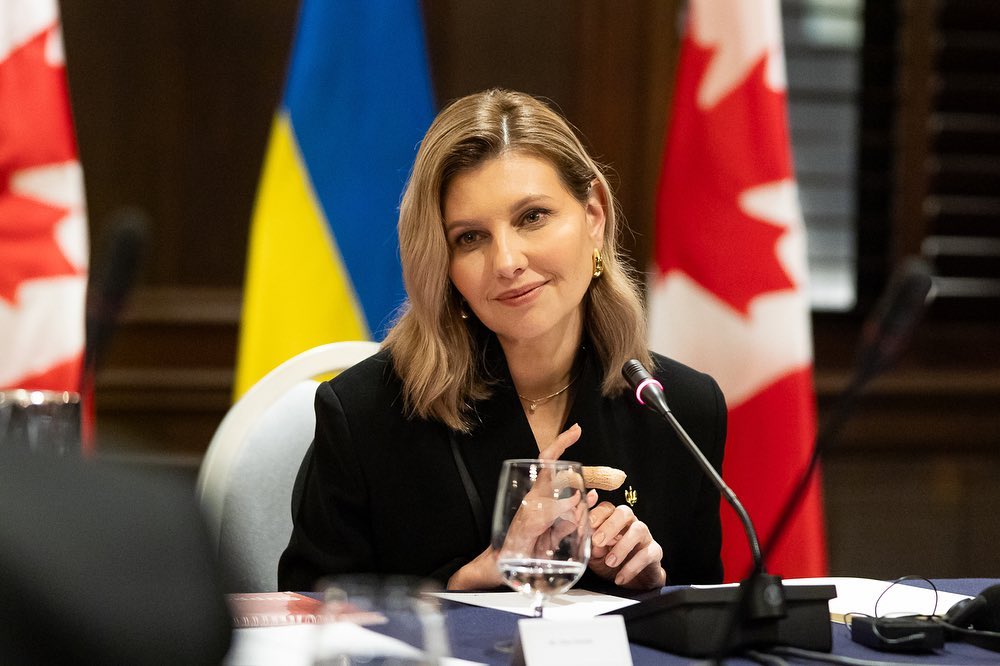 Олена Зеленська у костюмі-трійці та на шпильках відвідала книжковий фестиваль у Києві