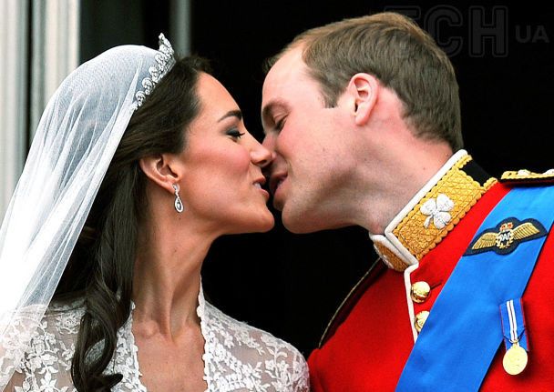 “Зробимо це ще раз?“ – стало відомо, що принц Вільям запропонував Кейт на балконі у день їхнього весілля - today.ua