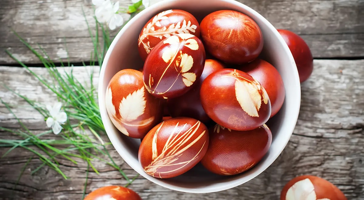 Як пофарбувати яйця на Великдень без хімічних барвників: топ-3 способи