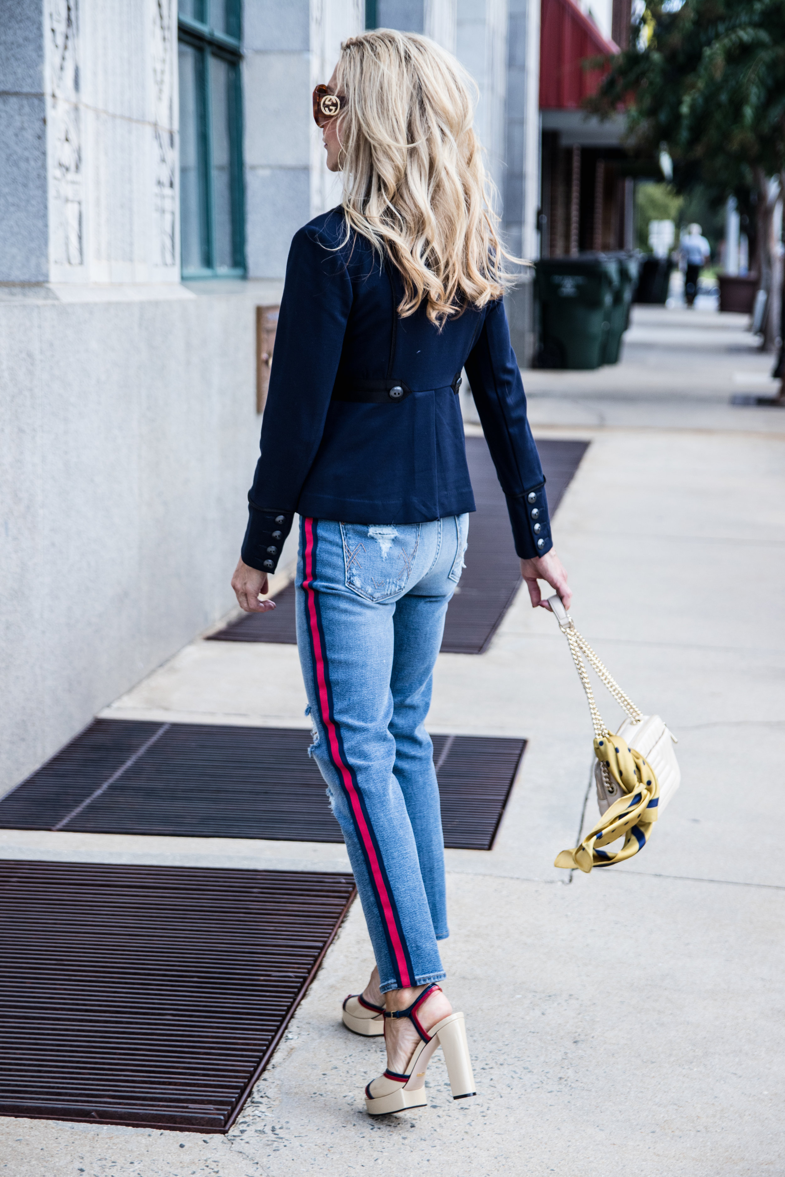 Антитрендові джинси, яким не місце у гардеробі сучасної жінки: фото