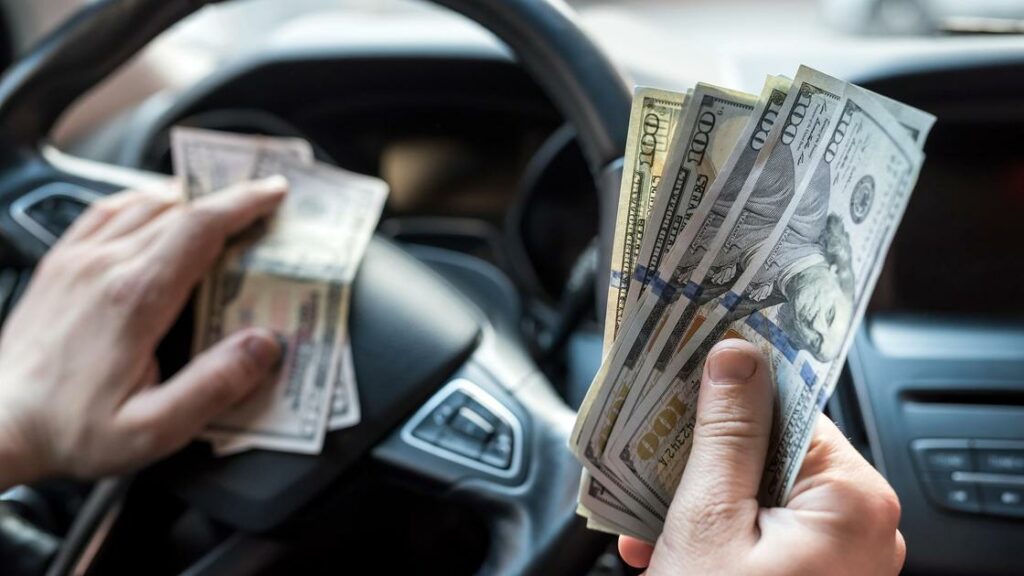 Сколько лет украинцу нужно копить деньги на покупку автомобиля: результаты подсчета