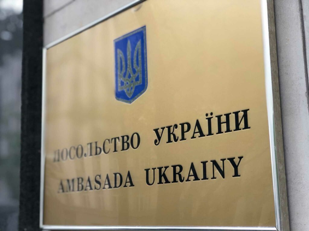 Усіх будуть впускати, але нікого не випускатимуть: чоловікам перестали надавати консульські послуги, але на в'їзд в Україну даватимуть дозвіл