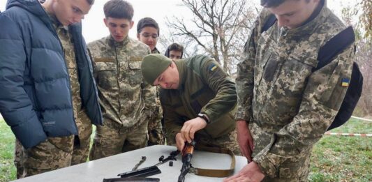 В Україні беруть курс на мілітаризацію освіти: що відомо про військовий вишкіл, який запровадять у школі - today.ua