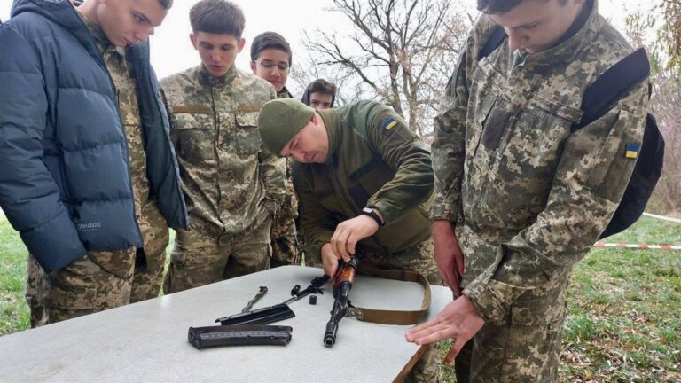 В Украине берут курс на милитаризацию образования: что известно о военной выучке, которую введут в школе - today.ua