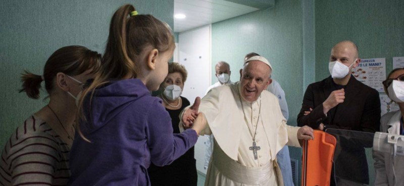 Папу Римского впечатлили украинские дети: “Они разучились улыбаться, это очень серьезно“