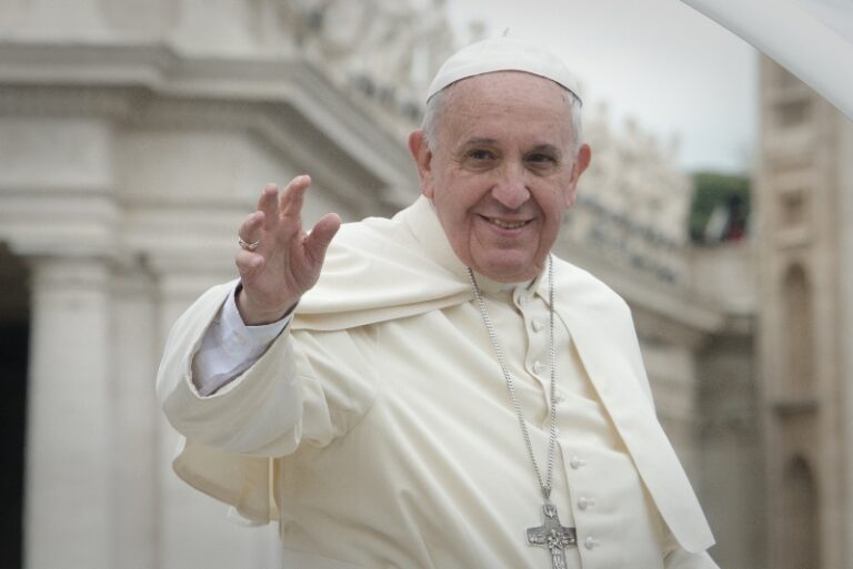 Папу Римского впечатлили украинские дети: “Они разучились улыбаться, это очень серьезно“ - today.ua