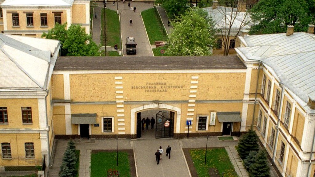 Спека у військовому госпіталі Києва: лікарі та пацієнти поскаржилися на температуру у палатах та нові вимоги