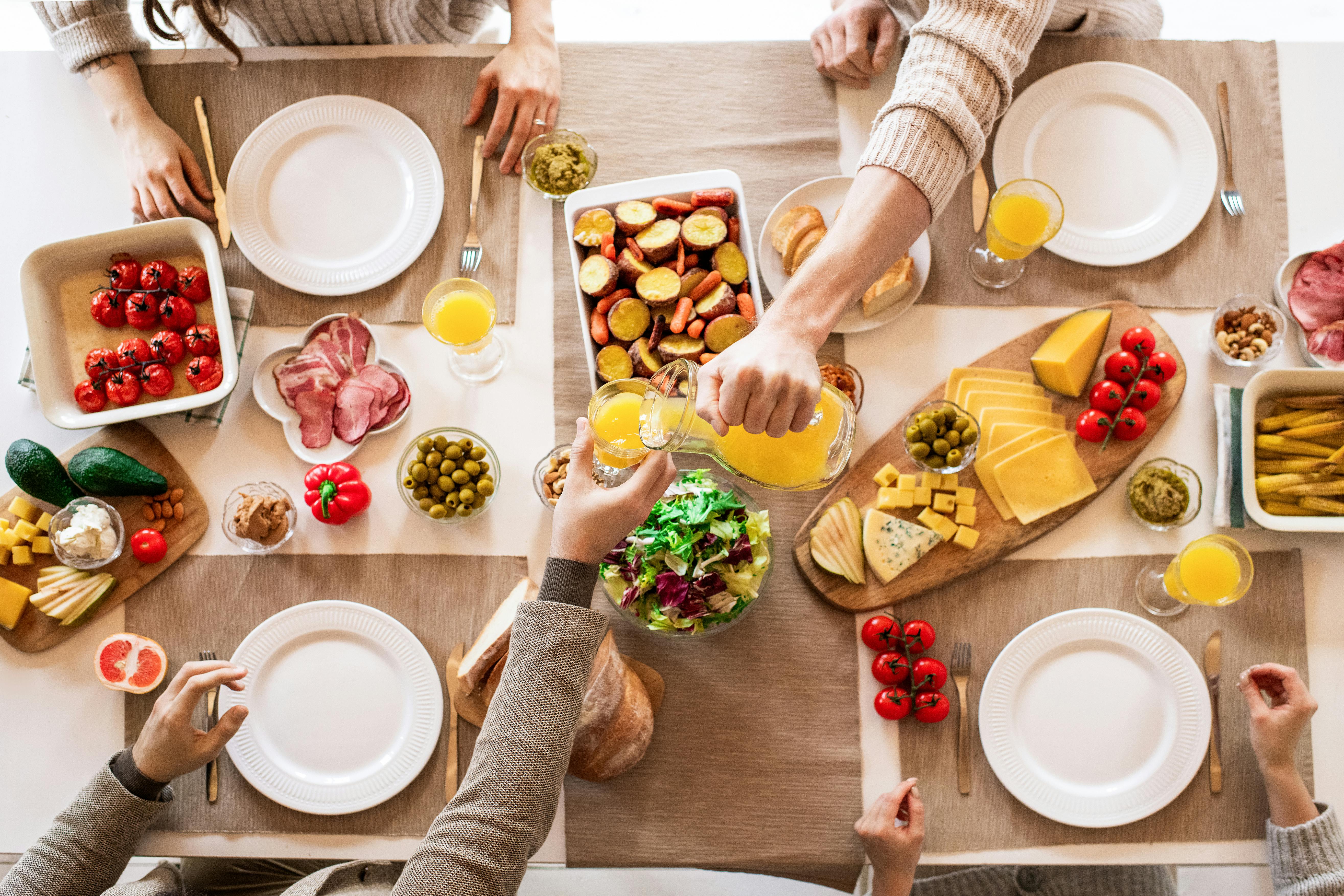 Употребление напитков во время еды ухудшает пищеварение: так ли это на самом деле