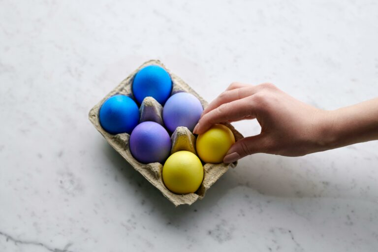 Як пофарбувати яйця на Великдень без хімічних барвників: топ-3 способи - today.ua