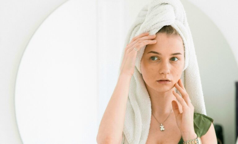 Двойное мытье головы помогает сохранить волосы здоровыми: кому подходит  - today.ua