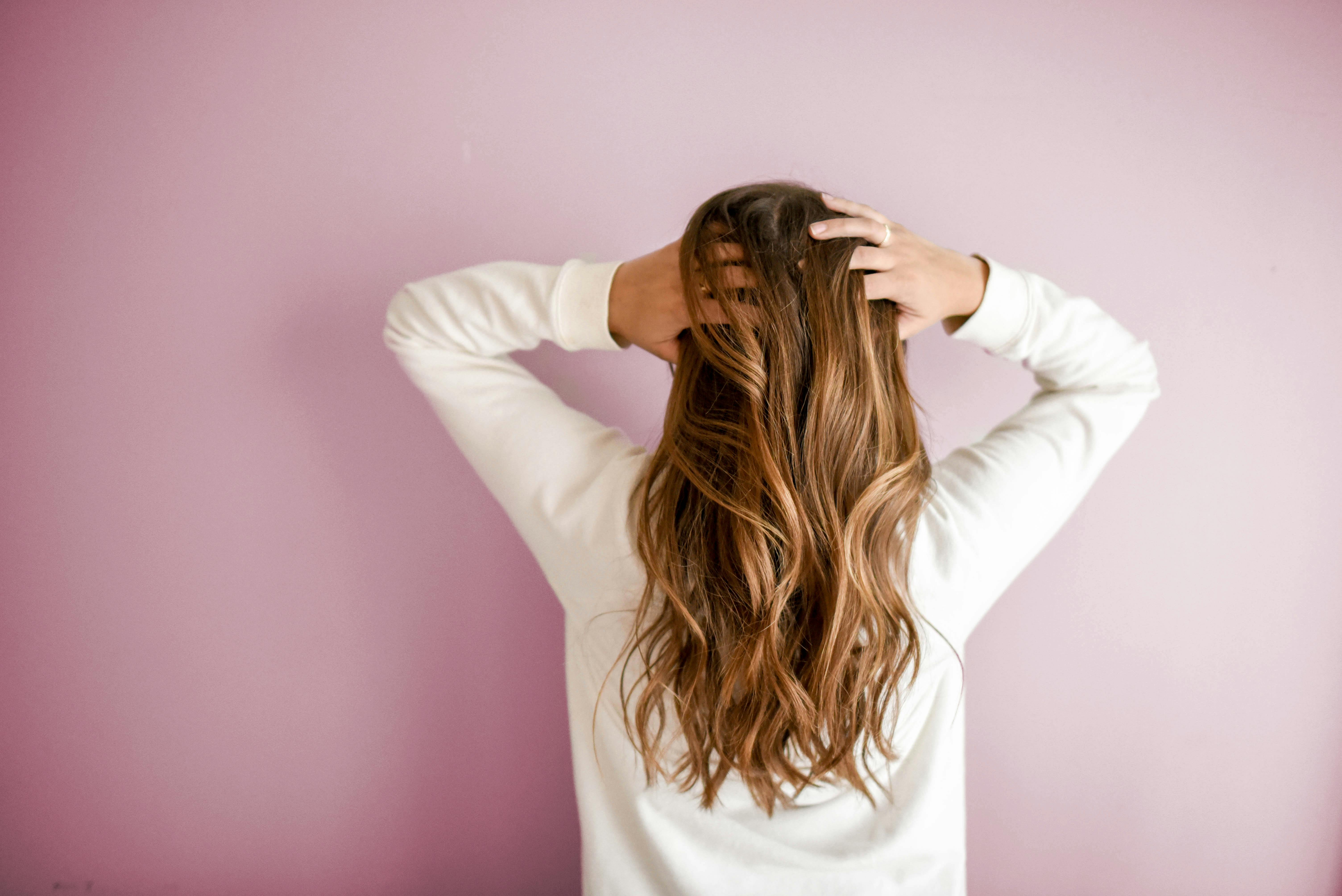 Как помыть голову, чтобы дольше сохранить свежесть волос и сделать их пышными