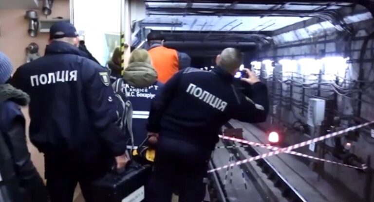 В Киеве возле метро и ТРЦ увеличилось количество полицейских: кого будут останавливать  - today.ua