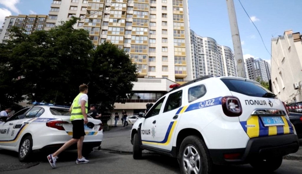 В Киеве возле метро и ТРЦ увеличилось количество полицейских: кого будут останавливать 