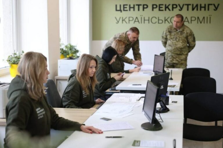 Названы самые популярные вакансии в ВСУ: “Очередь стоит“ - today.ua